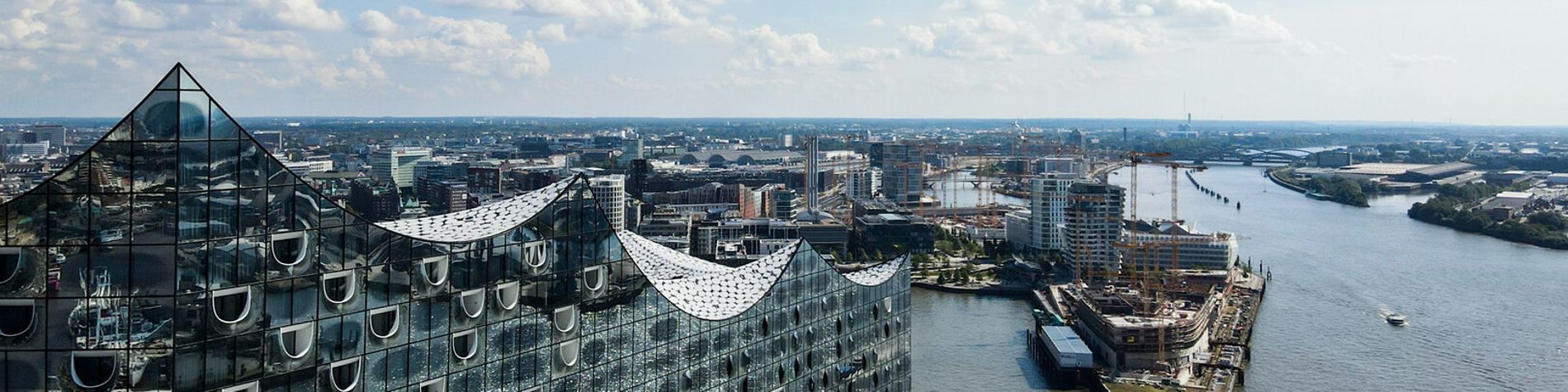 Die Hamburger Elbphilharmonie und weitere Gebäude sind aus der Luft fotografiert.